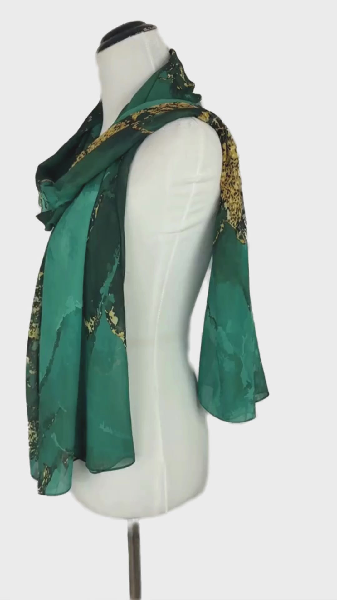 Emerald Majesty Chiffon Hijab – Green & Gold Luxe Print | Lina